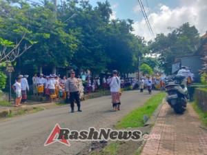 Bhabinkamtibmas Dawan Klod Amankan Rangkaian Upacara Adat di Pura Muntis.