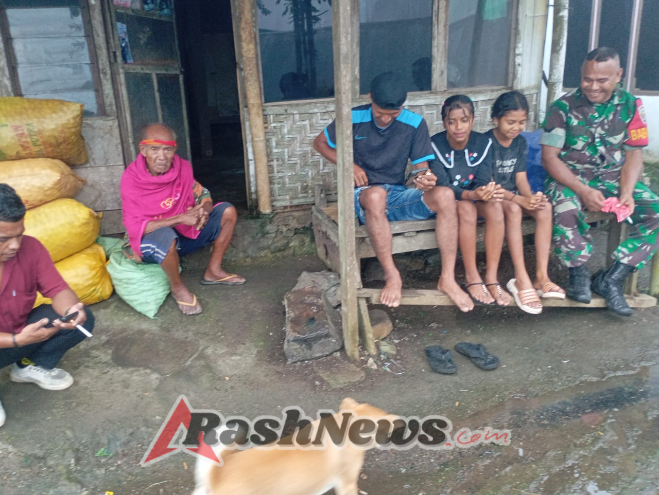 Babinsa Koramil 1602-01 Ende Aktif Jaga Keamanan dan Kedekatan dengan Masyarakat Desa Uzuramba Barat