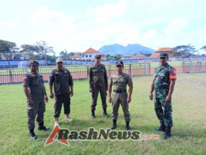 Pastikan keamanan dan kelancaran kejuaraan sepak bola, Personel Kodim 1623/Karangasem laksanakan pengamanan.
