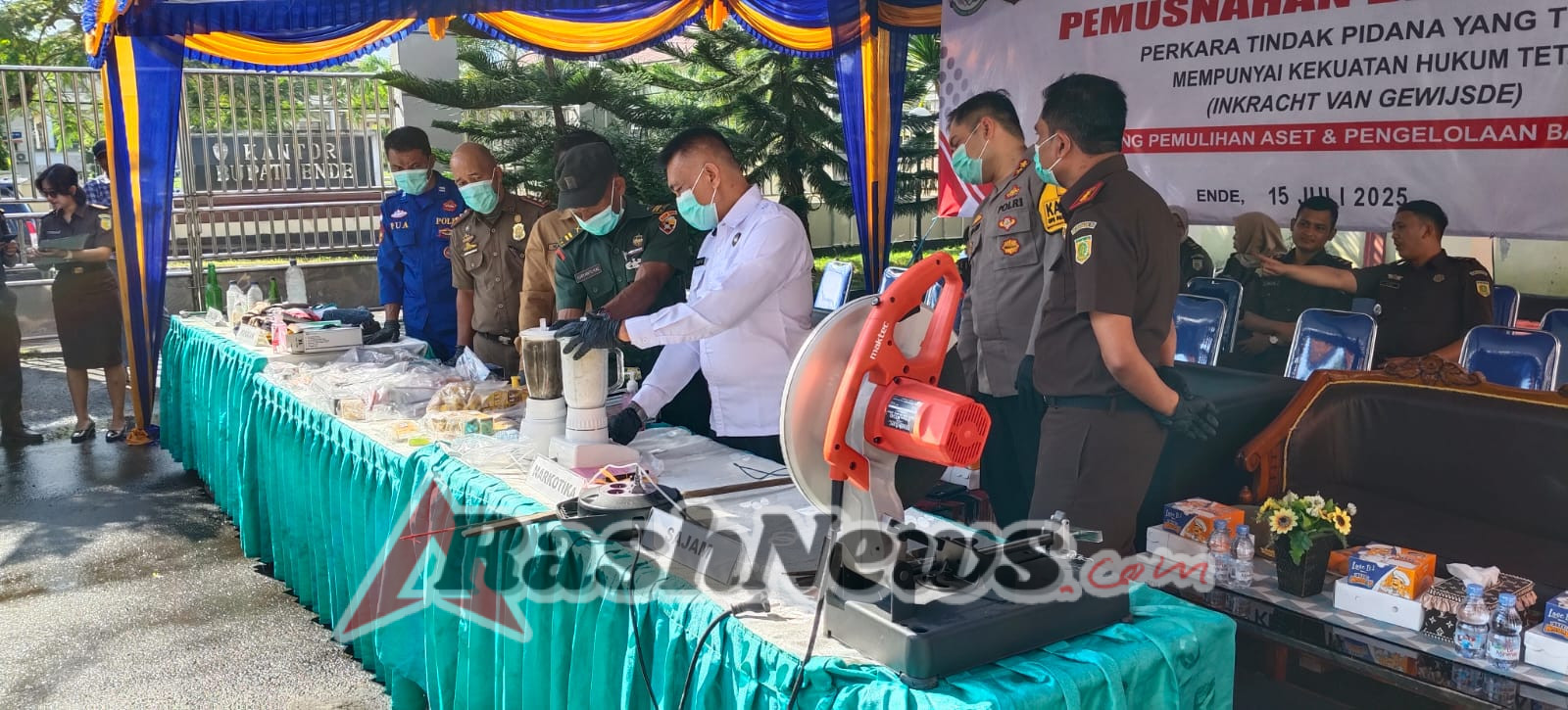 Sinergi TNI dan APH, Pasi Pers Kodim Ende Dampingi Kejari Musnahkan Barang Bukti