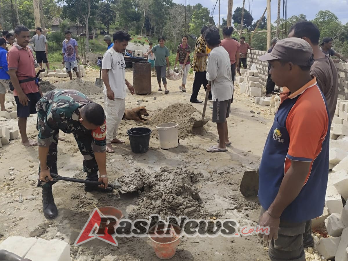 Babinsa Koramil 03/Katikutana Gotong Royong Bersama Warga Bangun Gereja di Desa Anapalu