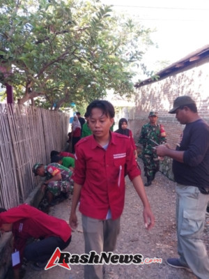 Mahasiswa KKN Muhammadiyah dan Babinsa Waduwani Bersinergi Wujudkan Desa Bersih dan Asri