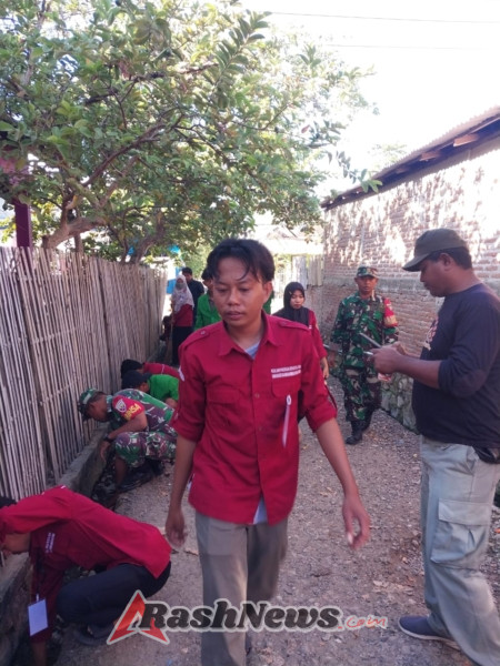 Mahasiswa KKN Muhammadiyah dan Babinsa Waduwani Bersinergi Wujudkan Desa Bersih dan Asri