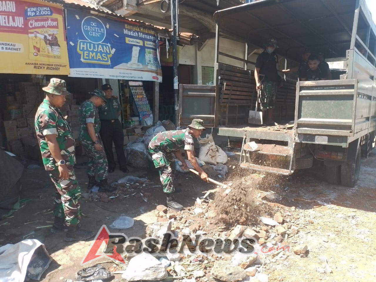 Koramil Aikmel Bersama Masyarakat Tuntaskan Lubang Jalan di Dusun Cepak Timur