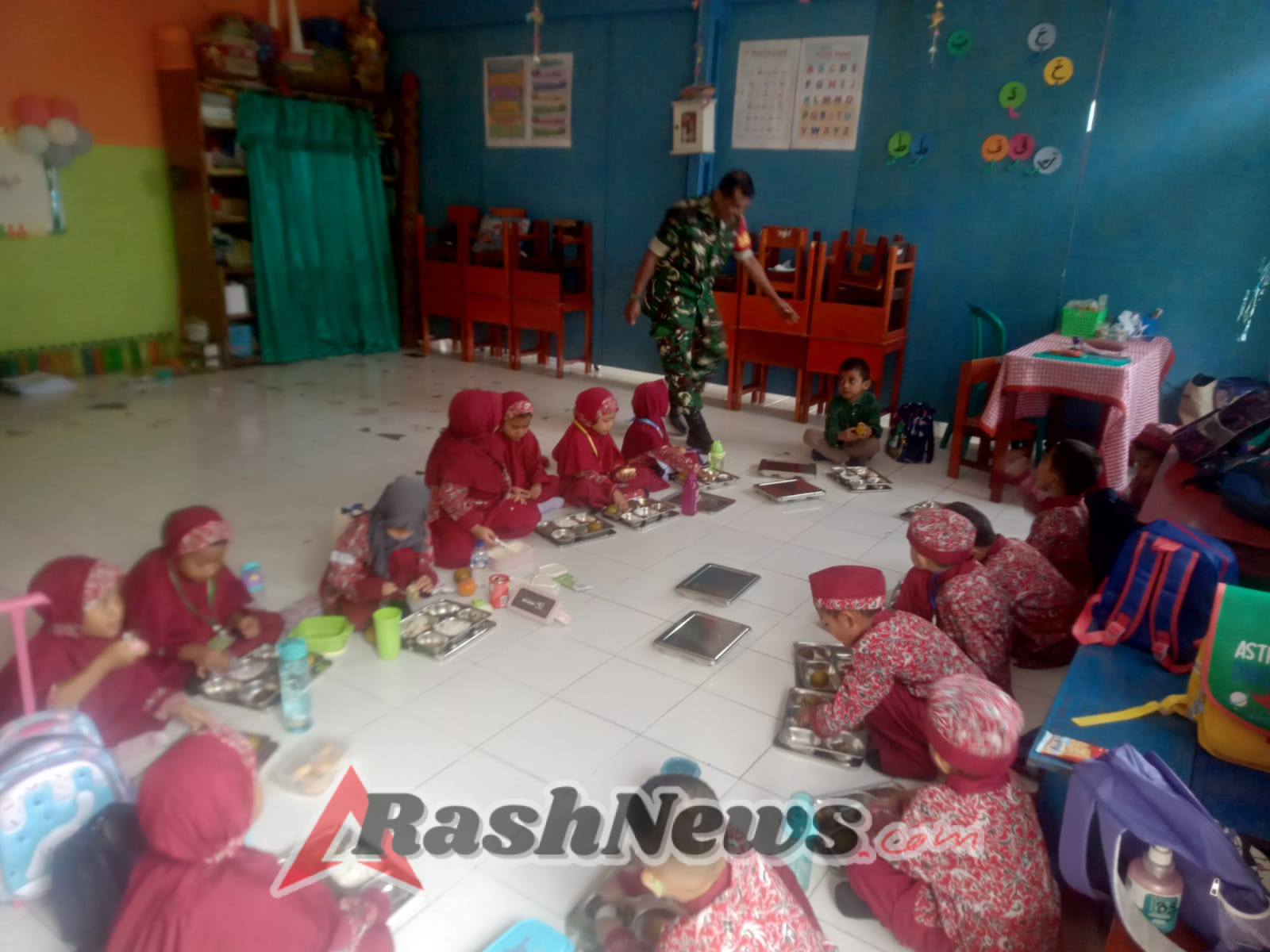 TNI Babinsa Endu Turun Langsung Dukung Program Makan Sehat di Sekolah Dasar