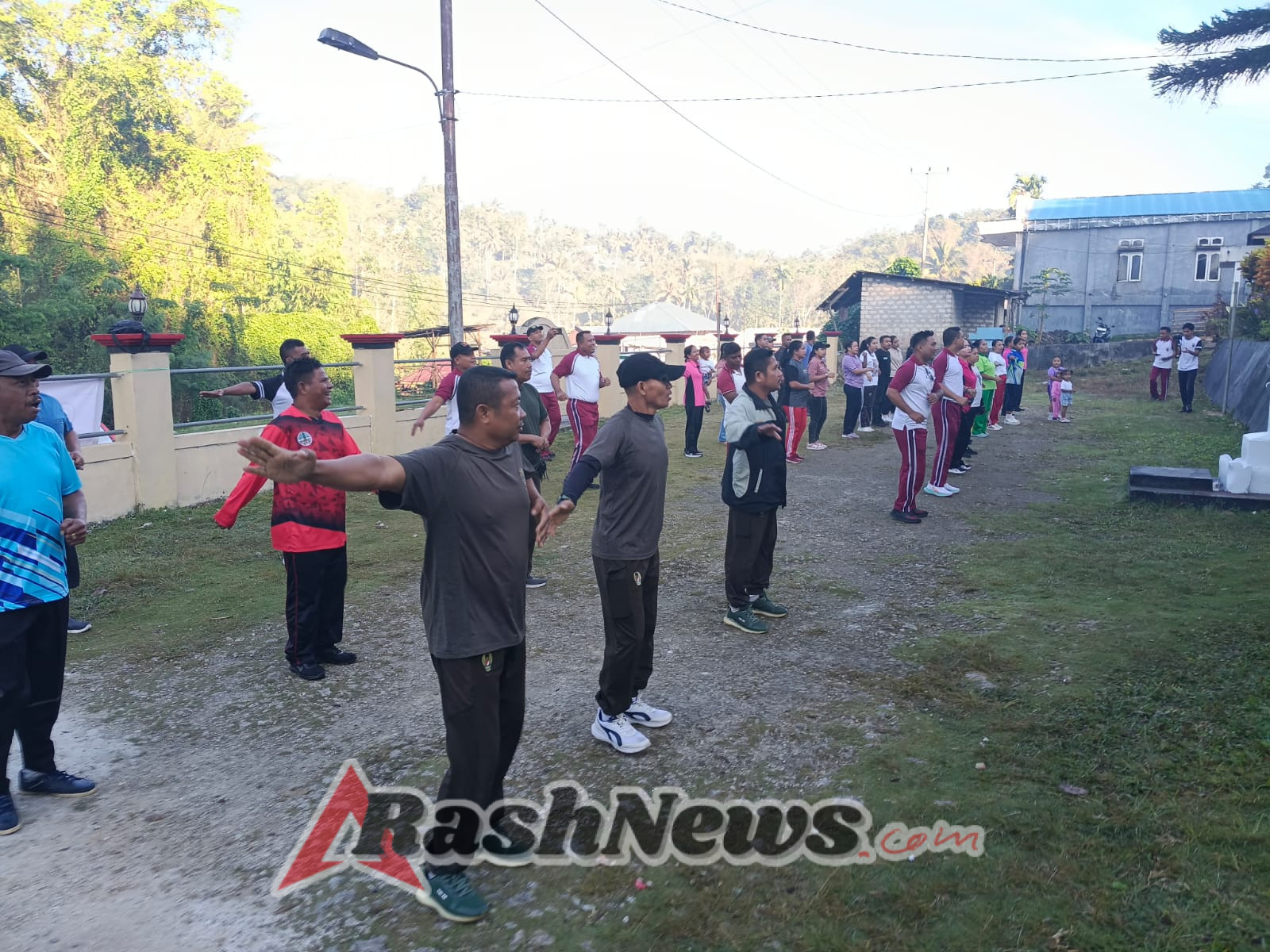 Sinergitas TNI-Polri, Anggota Koramil 01/Laratama Laksanakan Olahraga Bersama di Polsek Wewewa Barat