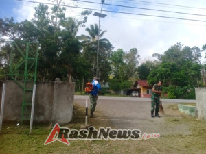 Anggota Koramil 01/Loli Laksanakan Pembersihan Pangkalan di Makoramil