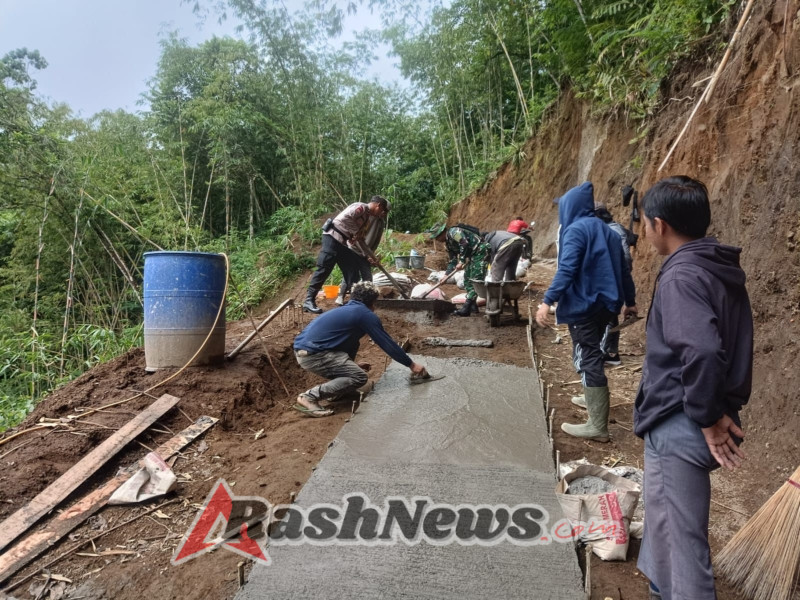 Koptu Rudi Romadon Bantu Proses Pembangunan jalan rabat beton di Desa Binaan