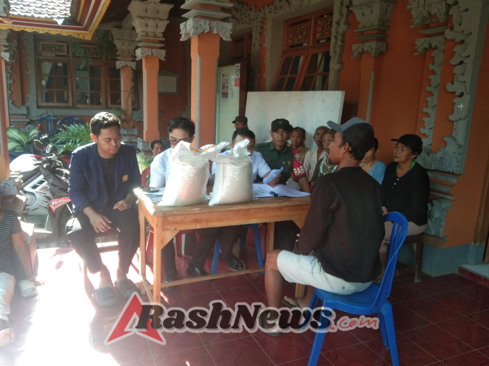 Setiap penerima mendapatkan dua karung beras (20 kg). untuk bulan Juni dan Juli Tahun 2025.