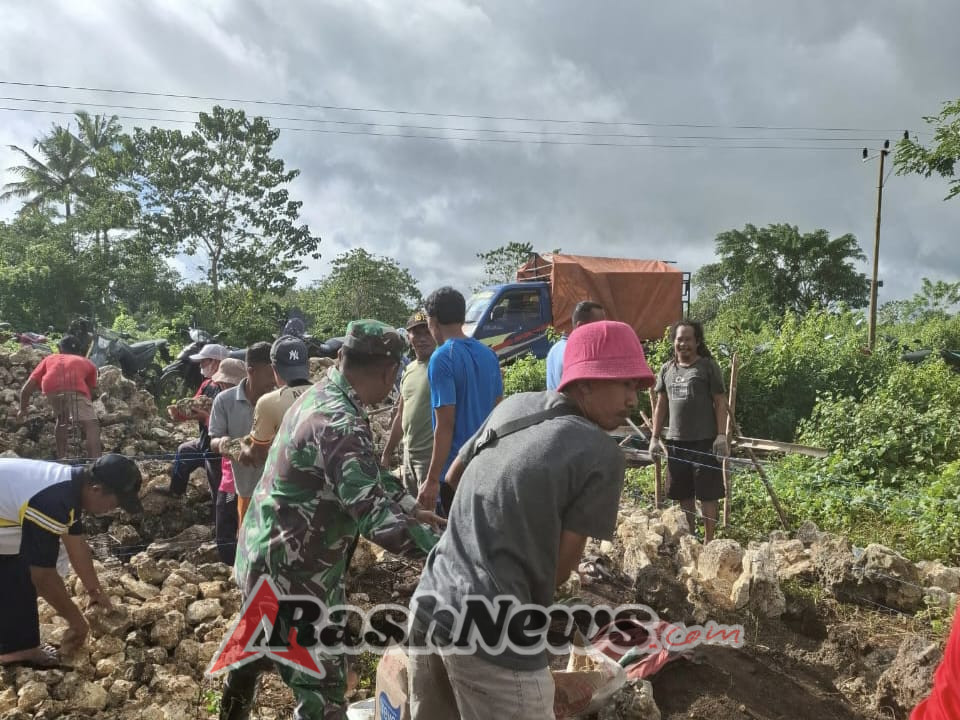 Gotong Royong Babinsa Katikutana, Pondasi Rumah Warga Terbangun dengan Semangat Bersama