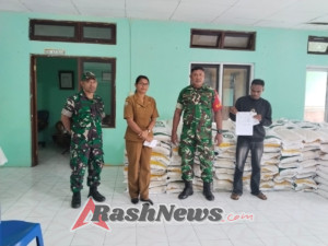 Wujud Kepedulian TNI, Babinsa Ende Awasi Penyaluran Beras di 9 Desa dan Kelurahan