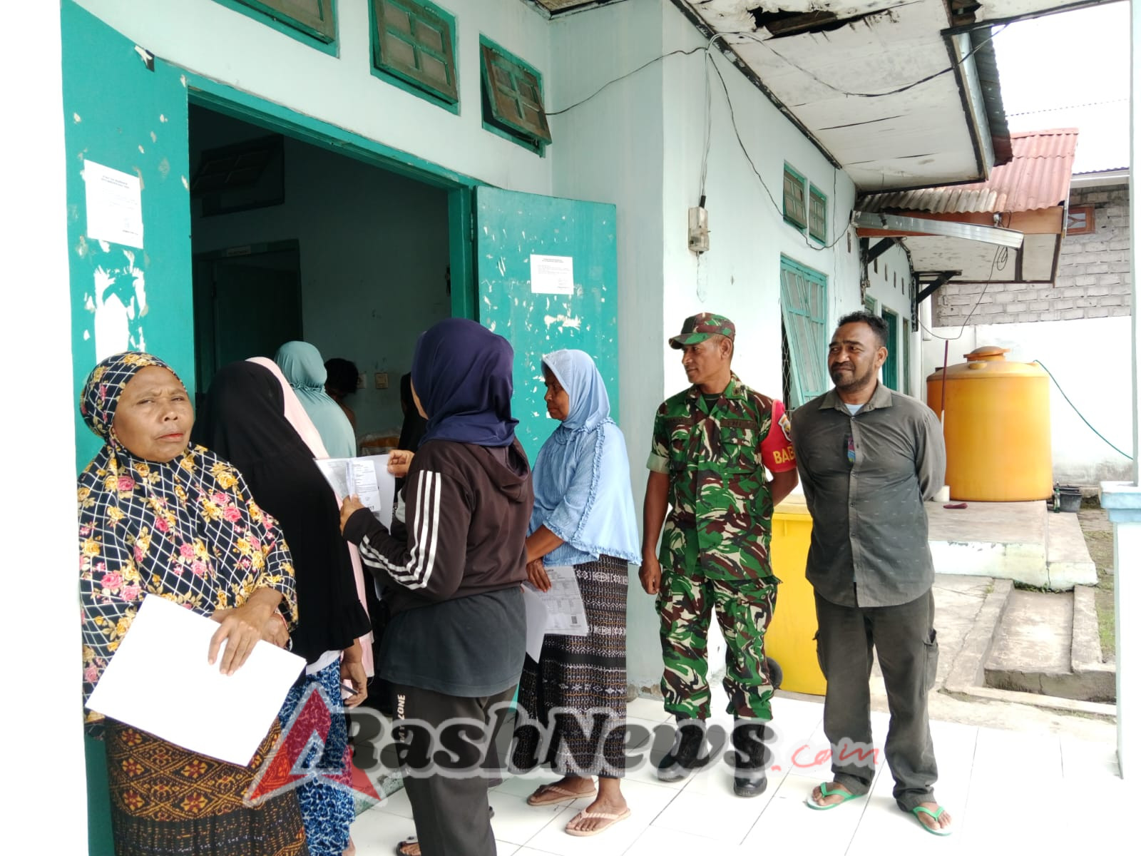 Babinsa Koramil 1602-01/Ende Berikan Rasa Aman saat Pembagian Beras BPC di Kota Raja