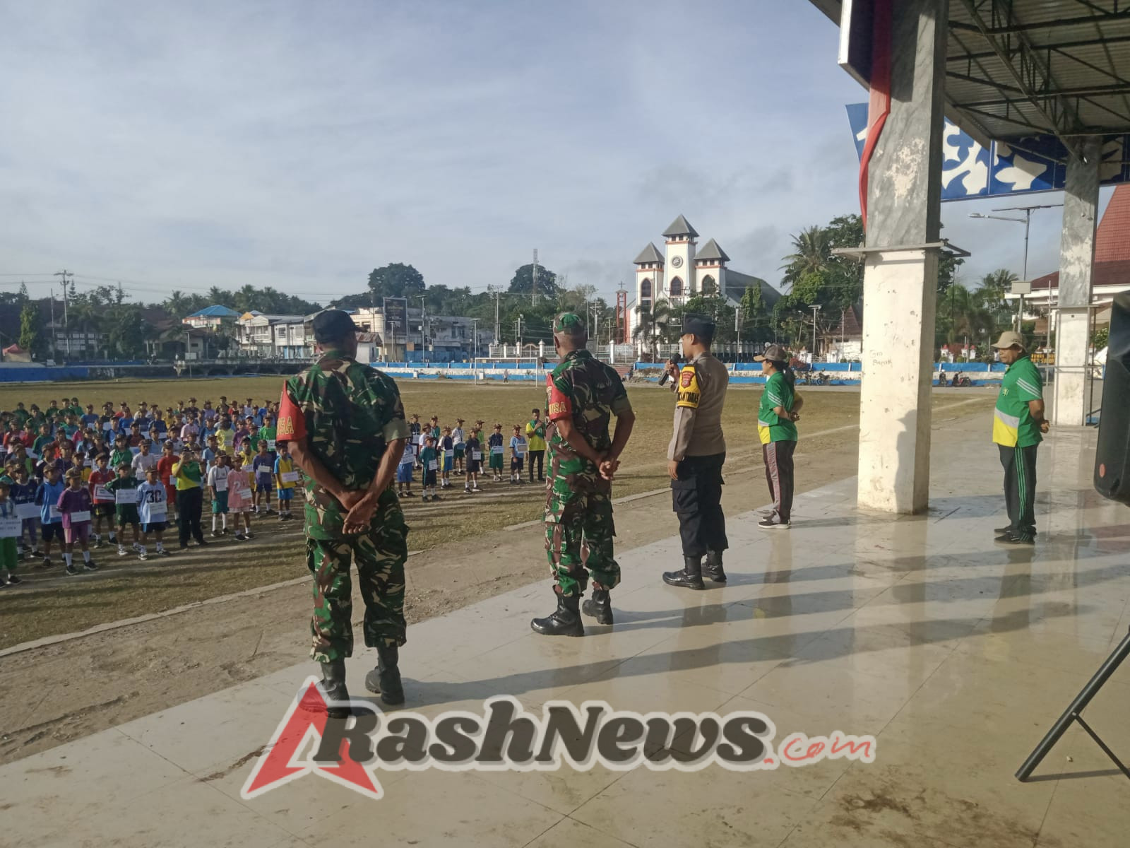 TNI-Polri Sinergi Berikan Materi PBB dalam Kegiatan MPLS di SMP Kristen Waikabubak