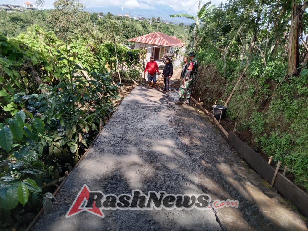 Babinsa Turun Langsung Dukung Pembangunan Jalan Rabat Beton di Wilayah Binaan