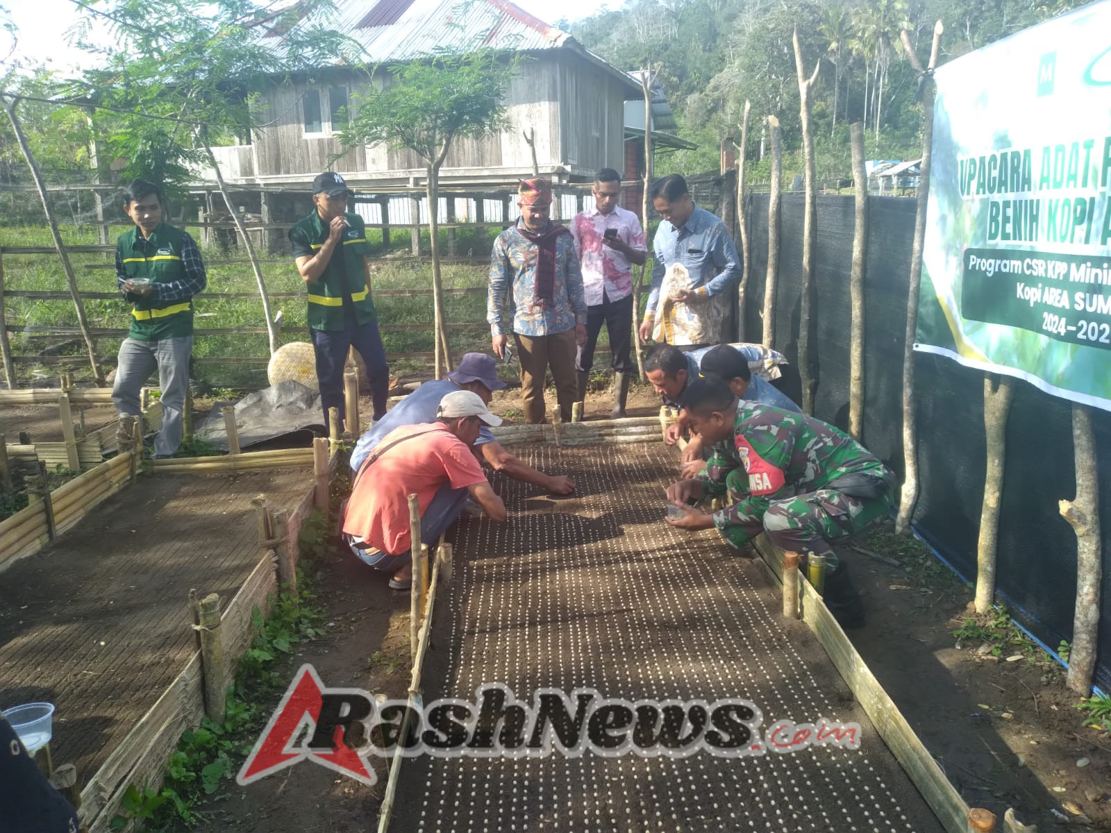 Babinsa Aktif Perkuat Ekonomi Desa melalui Kegiatan Penyemaian Kopi Arabika