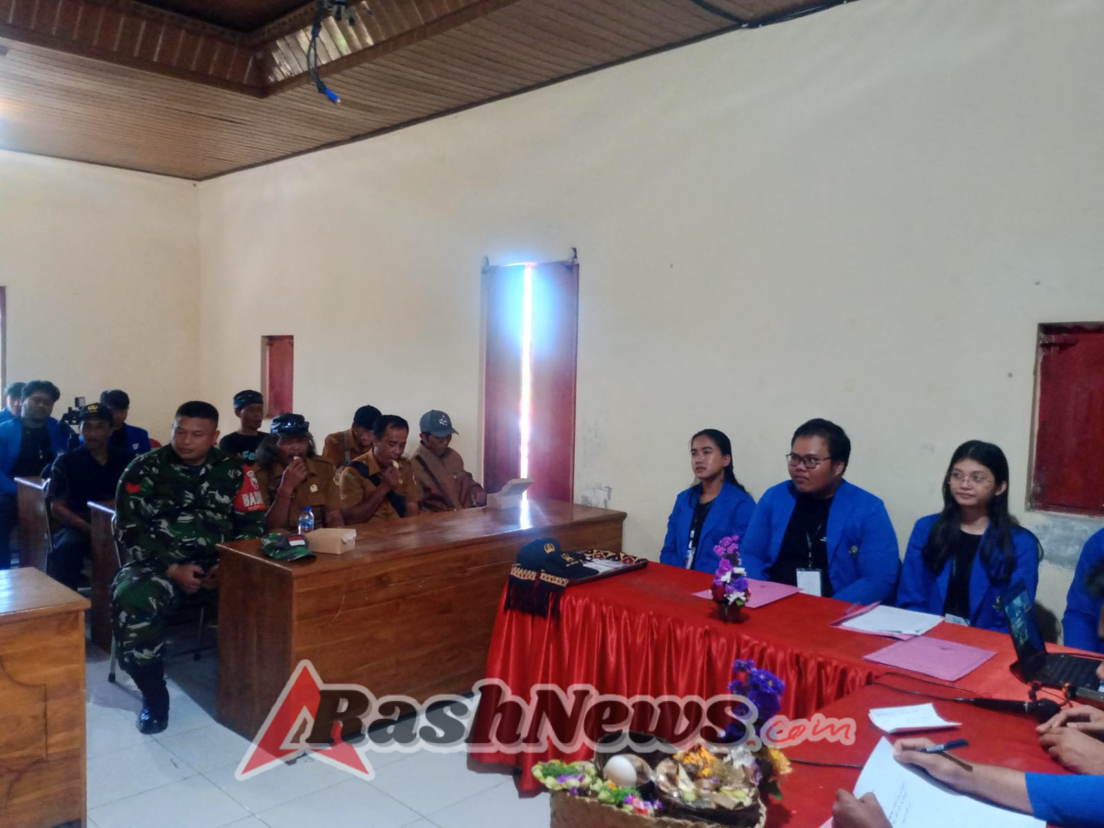 Babinsa dan Bhabinkamtibmas Desa Sumita Hadiri Pembukaan KKN/PPM Warmadewa