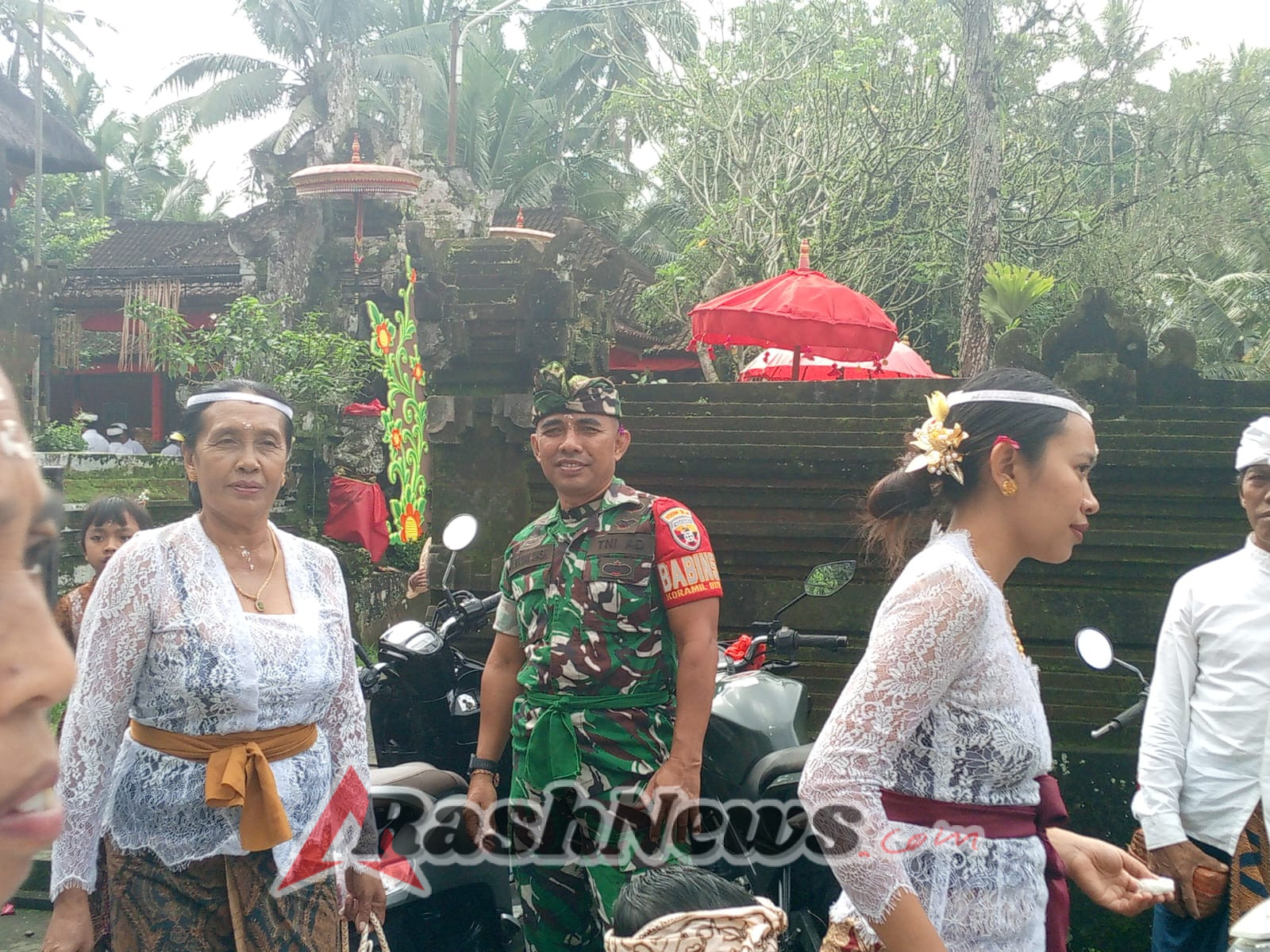 Babinsa Payangan Tegaskan Komitmen TNI Jaga Harmoni Adat dan Keamanan Upacara Keagamaan
