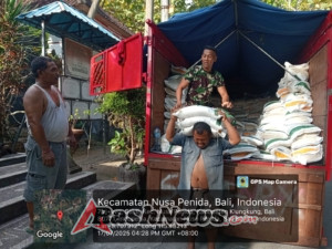 Dandim Klungkung Kawal Ketat Droping Bantuan Beras dengan Babinsa