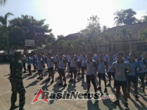 Pembentukan Karakter Siswa Baru, Babinsa Koramil 04/Tejakula Latih PBB di SMK N 1 Tejakula