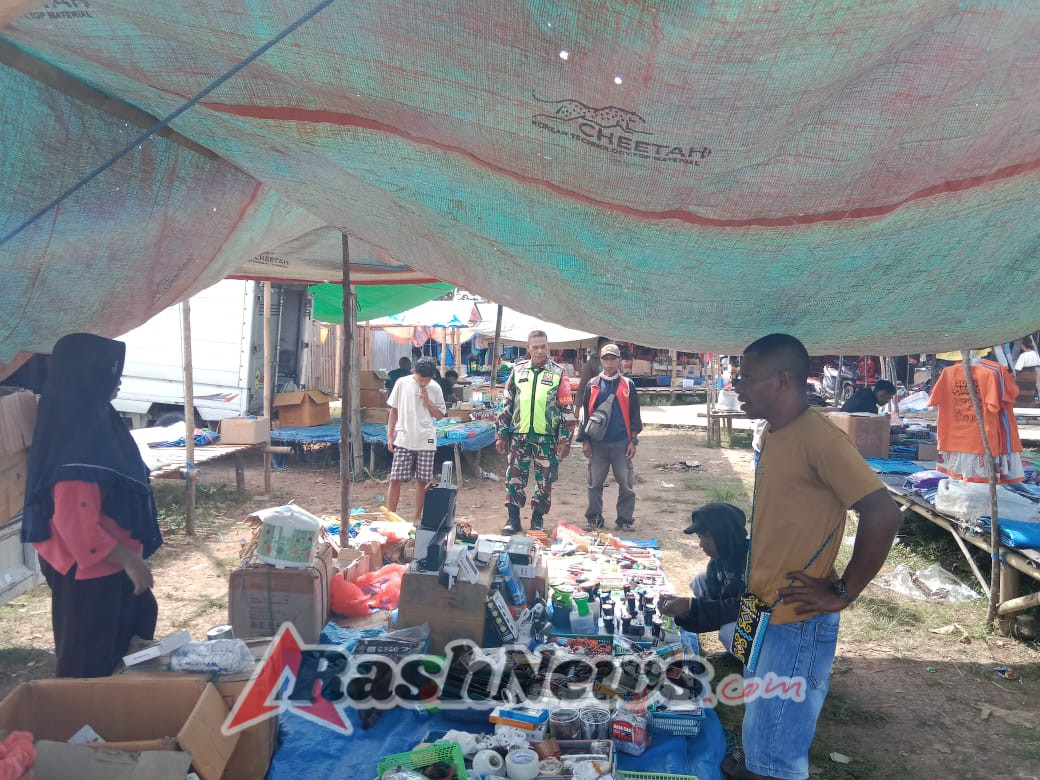Sertu Clementino Tingkatkan Kamtibmas Lewat Komsos di Pasar Detukeli