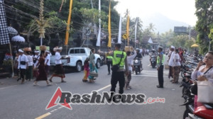 Polres Karangasem Amankan Persembahyangan Penyineban Usaba Manggung di Pura Candidasa