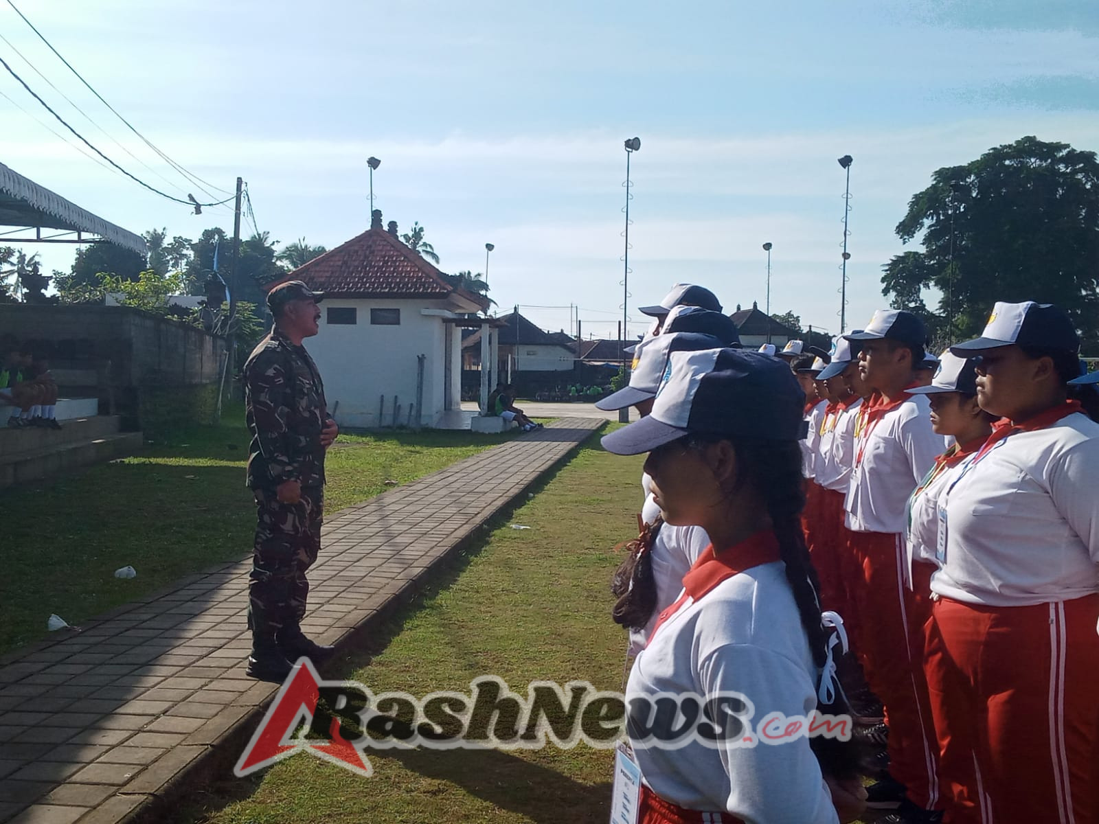 Tingkatkan Kedisiplinan, Babinsa Jajaran Koramil 02/Susut Berikan Pelatihan PBB di Sekolah