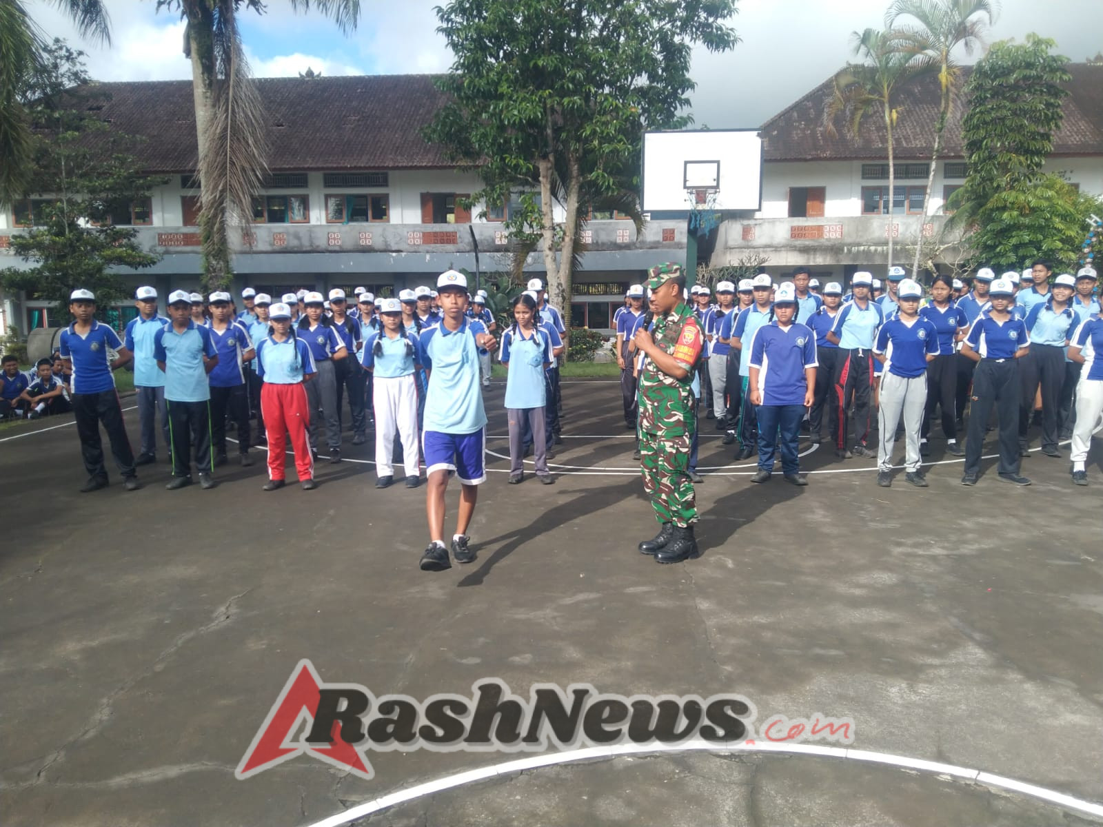Pra MPLS SMAN 1 Selat Diisi Latihan PBB oleh Babinsa 1623-06/Selat