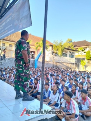 Babinsa Koramil 1609-03/Seririt Bekali Siswa Baru SMK N 1 Seririt Materi Wawasan Kebangsaan