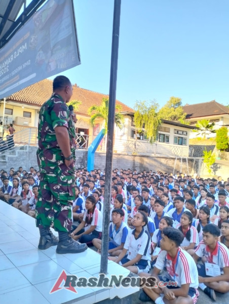 Babinsa Koramil 1609-03/Seririt Bekali Siswa Baru SMK N 1 Seririt Materi Wawasan Kebangsaan