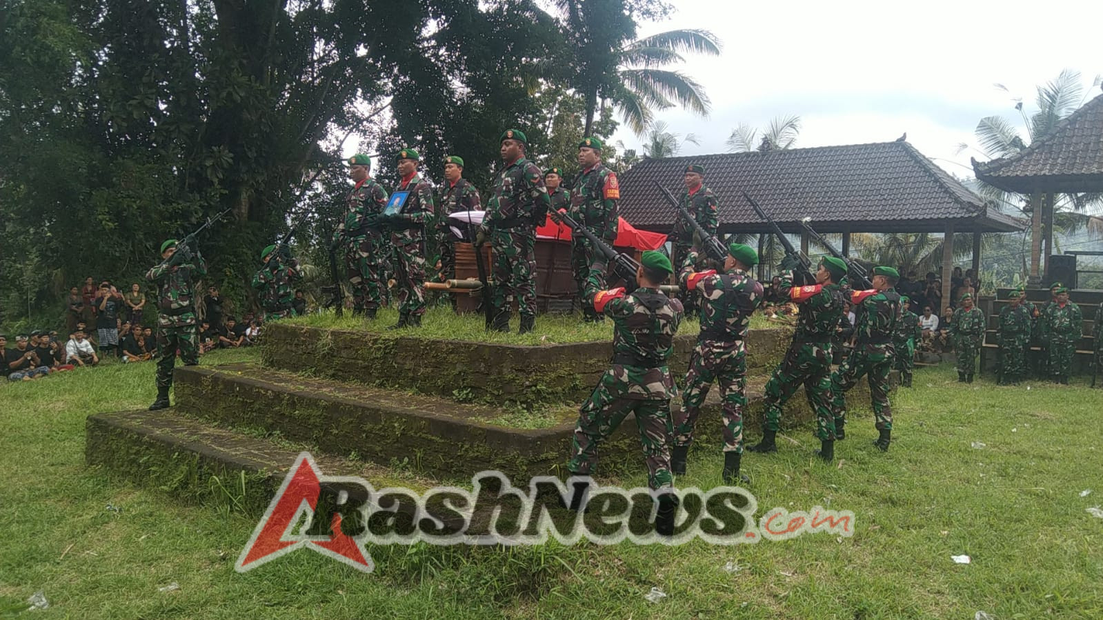 Kodim 1623/Karangasem Menghormati Pemakaman Militer Alm Peltu Purnawirawan I Wayan Suardika