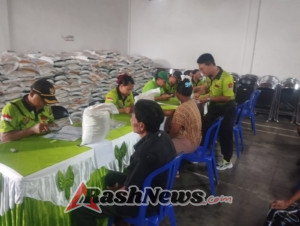 Babinsa 1623-01/Karangasem Awasi Pendistribusian Bantuan Beras Cadangan Pangan Pemerintah (CPP)