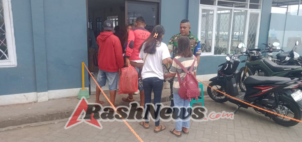 Babinsa Koramil 1624-01 Larantuka Amankan Kedatangan KM Lambelu di Pelabuhan Larantuka