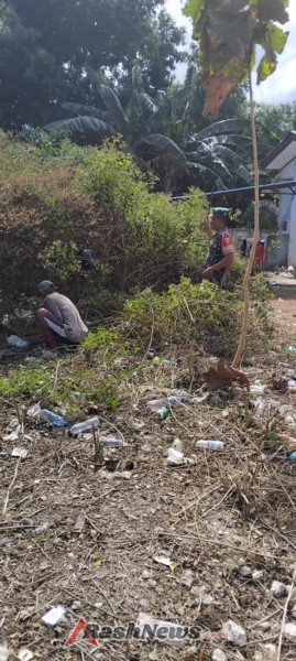 Sertu Ishak Manafe Gotong Royong Bersama Warga Pembersihan Lingkungan Sambut HUT RI Ke-80