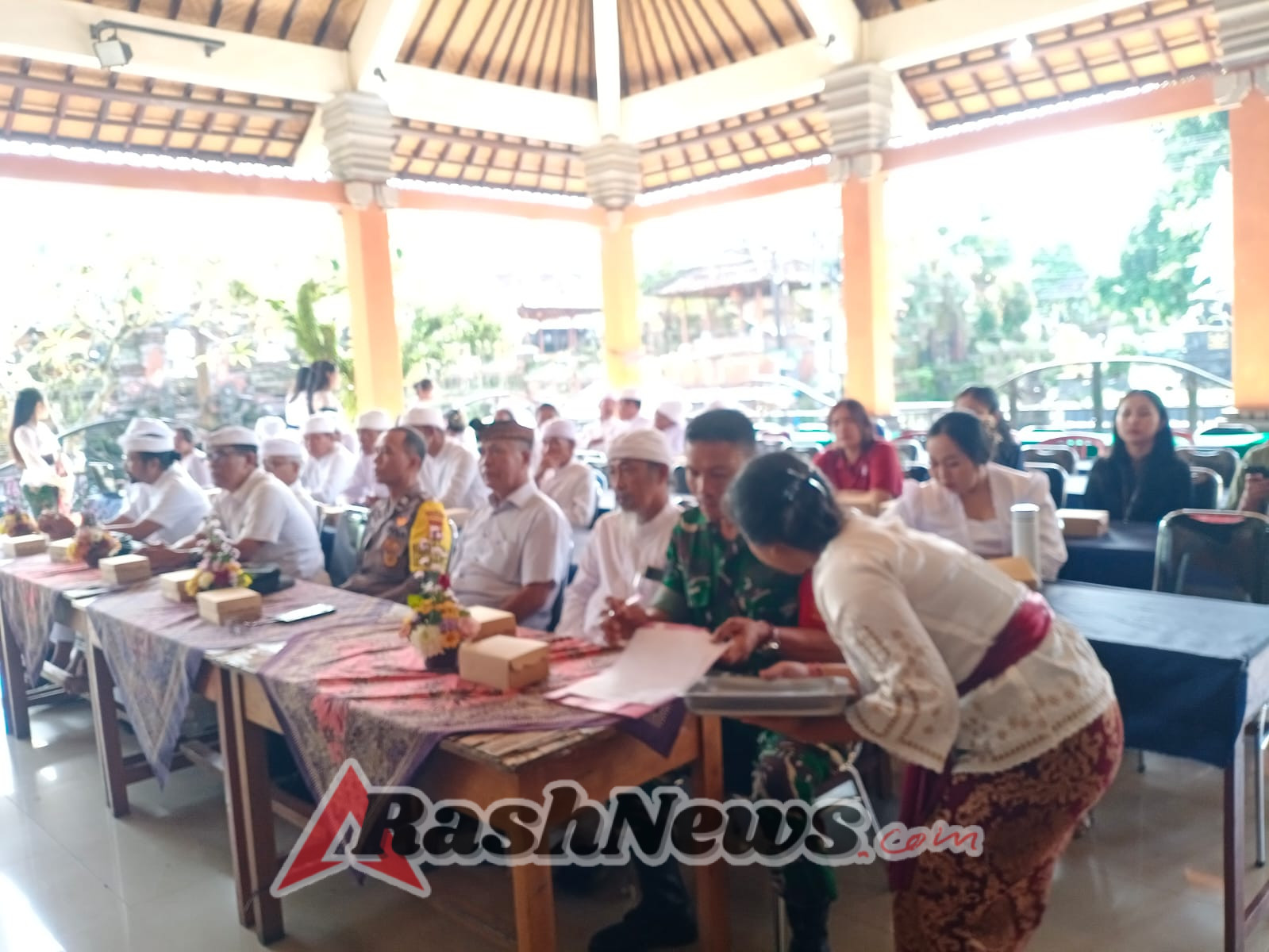 Babinsa Koramil 1616-01/Gianyar Aktif Dampingi Kegiatan Keagamaan KKN UNHN di Desa Siangan