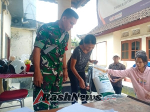 Bantu Kelancaran Program Pemerintah, Babinsa Siangan Awasi Penyaluran Beras untuk 2 Bulan