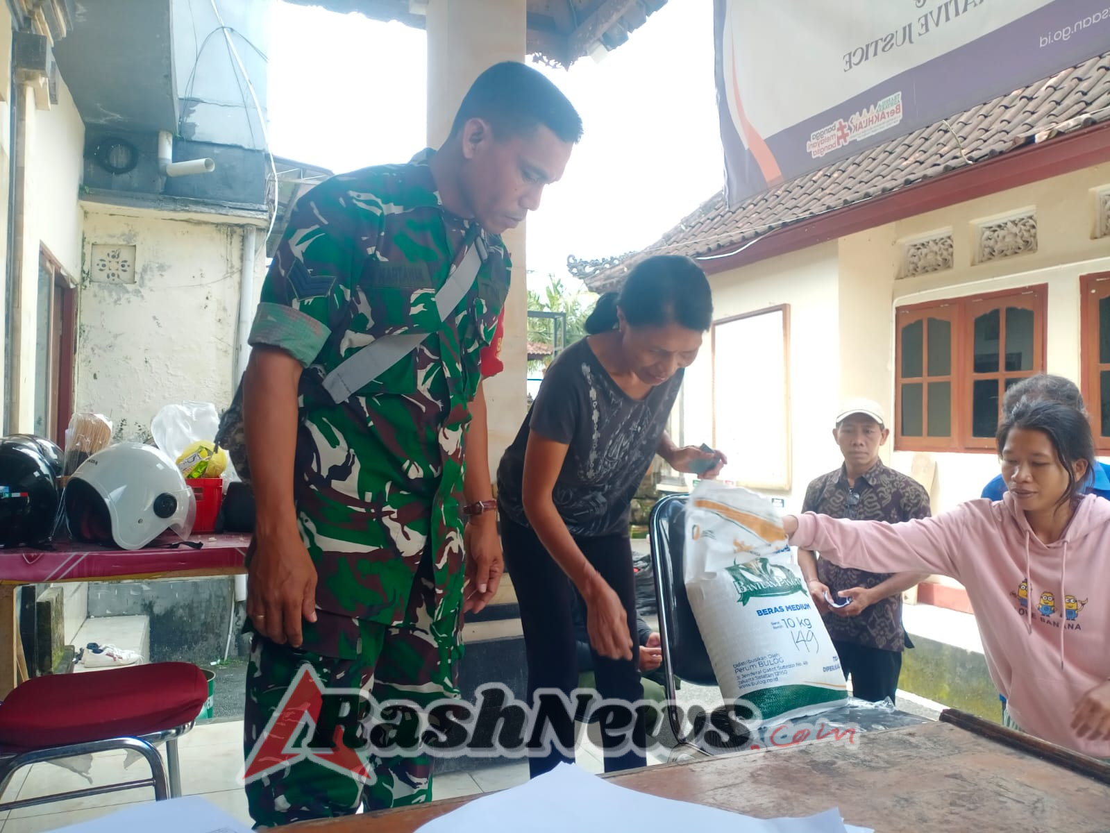 Bantu Kelancaran Program Pemerintah, Babinsa Siangan Awasi Penyaluran Beras untuk 2 Bulan