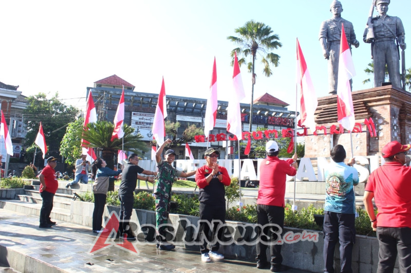 Sambut HUT RI ke-80, Dandim Tabanan dan Forkopimda Bagikan Ribuan Bendera Merah Putih ke Masyarakat