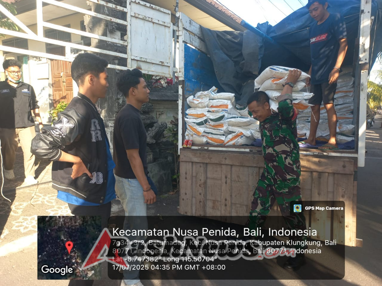 Misi Kemanusiaan: Dandim Klungkung Terjunkan Babinsa untuk Kawal Bantuan Pangan