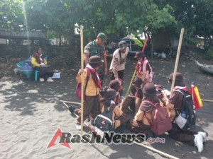 Babinsa Kodim 1602/Ende Monitoring Kegiatan Hacking Pramuka SDI Ende 1 di Pantai Kota Raja