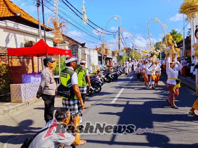 Bhabinkamtibmas Sanur Kaja Bersama Pecalang Amankan Upacara Mendak Lingga Karya Baligia di Griya Buruan Sanur