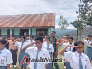 Babinsa Kodim 1602/Ende Latih Disiplin Siswa Baru SMA Negeri Detusoko Lewat PBB dan Wawasan Kebangsaan