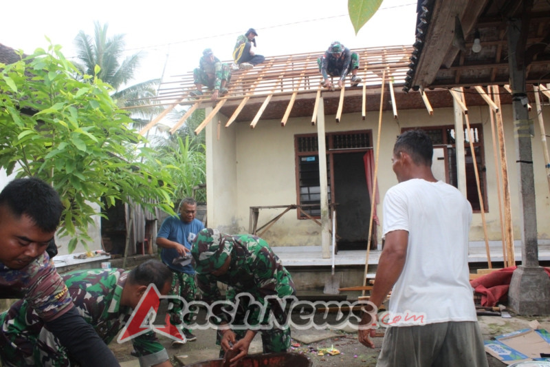 Dekat dengan Rakyat, Babinsa Batuan Kawal Langsung Proses Rehab Rumah Pak Made Kerta