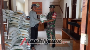 Babinsa Sayan Kawal Ketat Penyaluran Bantuan Beras CBP Tahun 2025