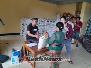 Babinsa Sebatu Kawal Ketat Penyaluran 13,5 Ton Beras Bantuan untuk Warga Kurang Mampu