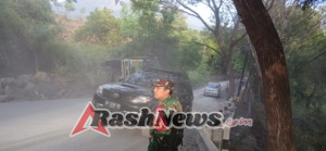 Babinsa 1623-08/Kubu Amankan Lokasi Kecelakaan Truk Terguling di Wilayahnya