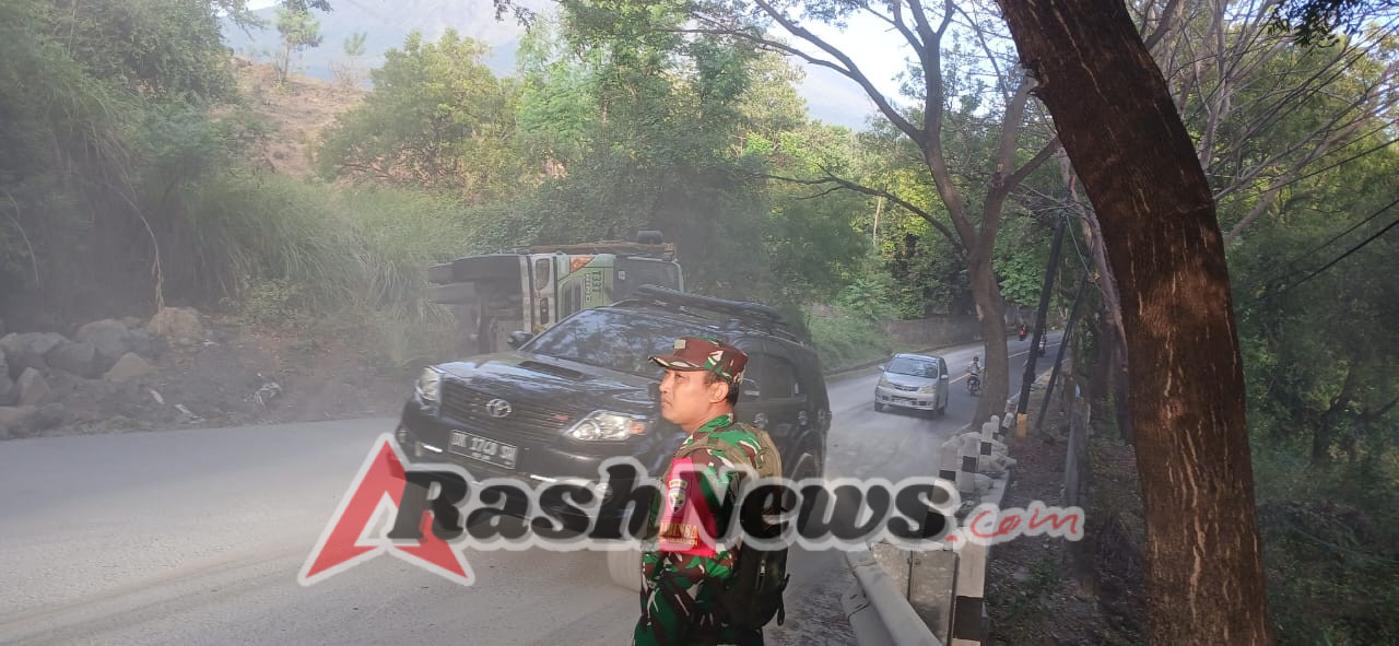 Babinsa 1623-08/Kubu Amankan Lokasi Kecelakaan Truk Terguling di Wilayahnya