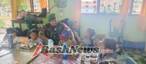 Babinsa Ende Bersama Yonif 743 Sukseskan Program Makan Bergizi Gratis di TK Kartika