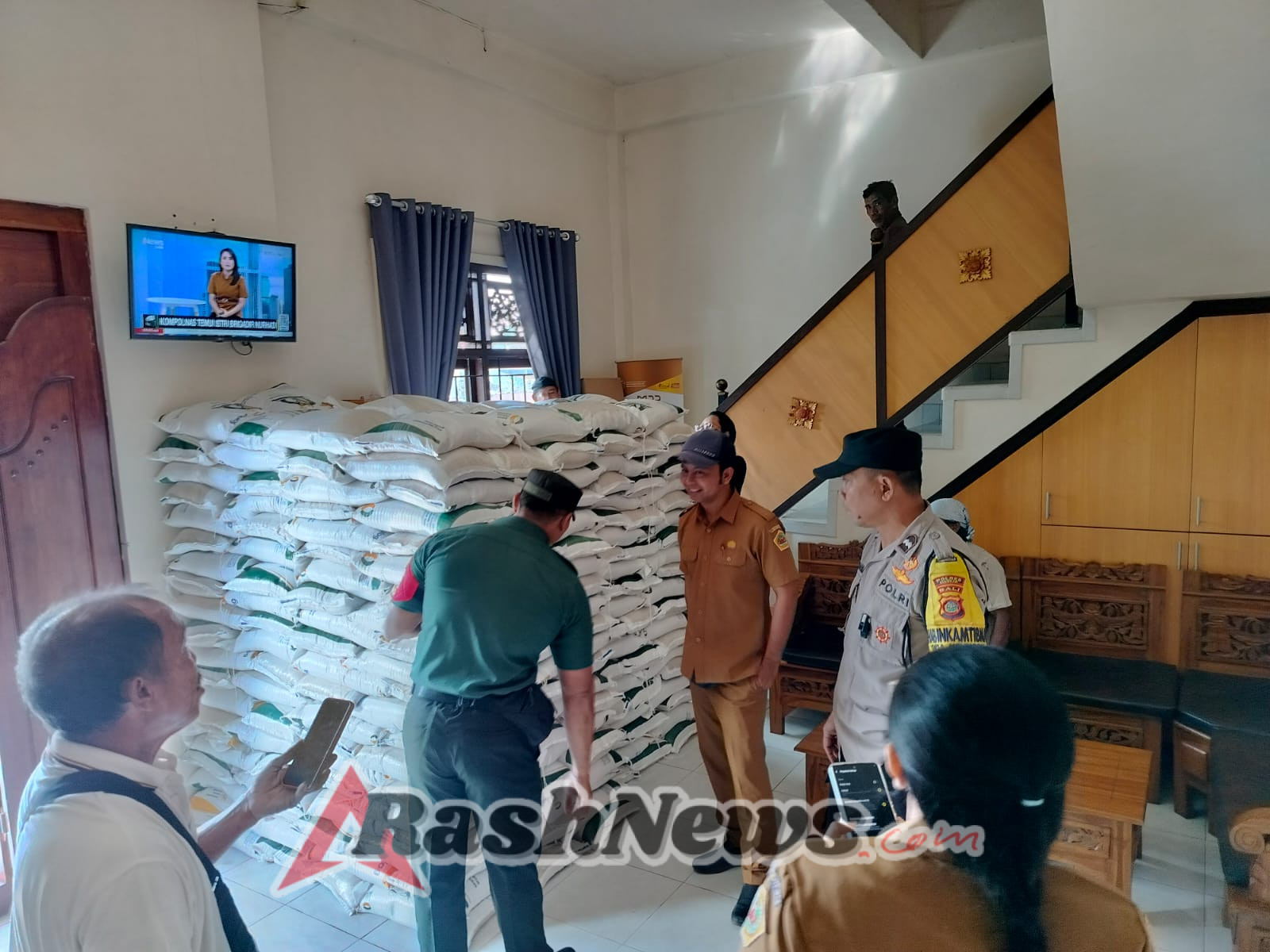 Babinsa Melinggih Wujudkan Pengamanan Humanis dalam Penyaluran Bantuan Sosial Kemensos