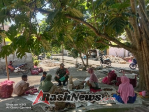 Babinsa Kodim 1602/Ende Sukses Gelar Komsos dan Pamwil, Warga Antusias Sambut Kehadiran TNI