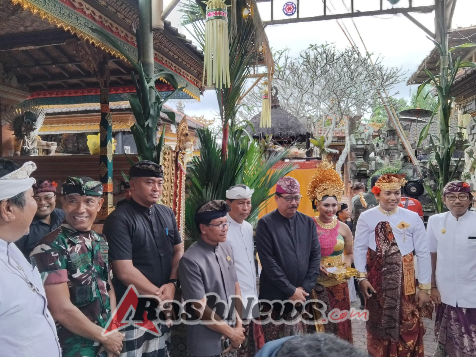 Danramil Ubud dan Forkopimcam Hadiri Pernikahan Putra I Wayan Suwija di Desa Mas